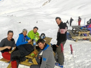 Con unos amigos, en la nieve.