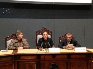 La alcaldesa inaugura lasjJornadas junto al concejal de Salud y la tecnico del área.