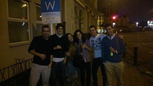 Miguel Ángel junto a otros españoles en Londres.