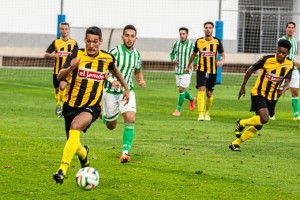 Ale Zambrano en acción, uno de los firmes baluartes del equipo lepero. / Foto: Javier Losa.