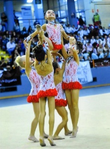 Las prebenjamines, en plena ejecución de un ejercicio.