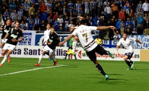 Momento en el que Antonio Núñez, de media volea, marca el segundo gol del Recre. / Foto: Josele Ruiz.