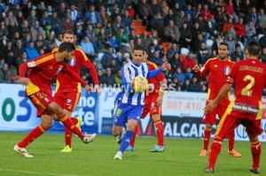 Menosse se tuvo que multiplicar, tanto en defensa como en ataque. / Foto: www.lfp.es.