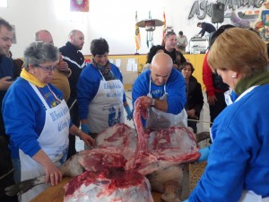 Vecinos de Cala en el despiece del cerdo ibérico.