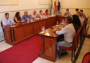 El equipo de gobierno municipal de San Juan del Puerto llevará mañana a pleno una propuesta de ordenanza que pretende regular las ayudas del ayuntamiento para la adquisición de las primeras viviendas. La propuesta consiste en una bonificación mensual en la cuota del préstamo hipotecario de 100 euros durante los primeros 18 meses, con lo que se pretende, no solo reactivar la compraventa de viviendas, sino también servir de sustento durante los este período de tiempo en los que se producen los mayores gastos. Juan Carlos Duarte, alcalde de la localidad, ha explicado que “con esta medida pretendemos aliviar las dificultades de los ciudadanos a la hora de adquirir su primera vivienda, teniendo en cuenta la actual situación económica”. Asimismo, el primer edil ha indicado que “espera el apoyo de todos los miembros de la corporación en un asunto como este”. Los requisitos que se proponen para poder optar a esta bonificación son: llevar un mínimo de dos años continuados empadronado en San Juan del Puerto, que la vivienda esté catalogada de protección oficial (VPO) y no disponer de ninguna otro inmueble o solar de carácter urbano en territorio nacional.