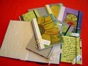 Cuadernos con creaciones de la artesana.