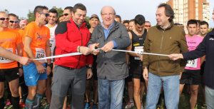 Momento del corte de la cinta por parte del alcalde en el inicio de la prueba.