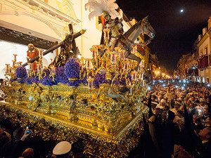 El Cristo de las Tres Caídas saliendo de la Capilla de los Marineros