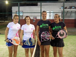 De izquierda a derecha, subcampeonas y campeonas en Moguer.