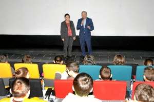 La presidenta del Puerto y el director del Festival recibieron a los niños.