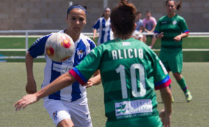 Elena y Alicia, en un lacen del partido de ida de la Copa de la Reina en la campaña anterior. / Foto: Juanma Arrazola.