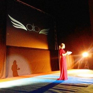 Elena Oliveros presentó la gala en la Casa Colón de Huelva.