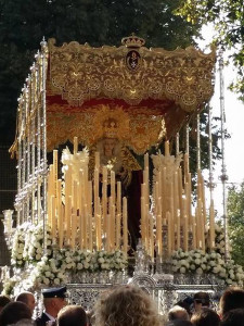 La Virgen de los Dolores procesionando bajo palio por vez primera