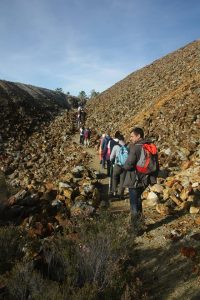 Participantes haciendo la ruta 'Nerva: nacimiento del río Tinto'