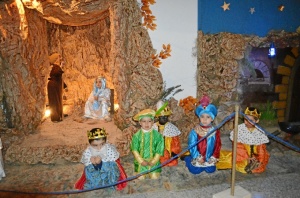 Escena de la adoración de los Reyes Magos en el colegio San Vicente de Paúl.