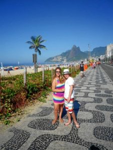 Yolanda y su hijo en la playa de Ipanema.