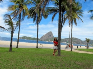 En la playa de Flamengo con el Pan de Azúcar de fondo.