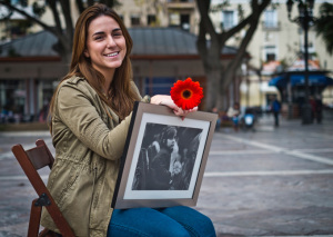 Carmen en el mismo sitio donde hace 18 años le fotografió Julián. 