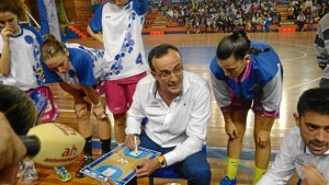 Gabi Carrasco da instrucciones a sus jugadoras en un partido.