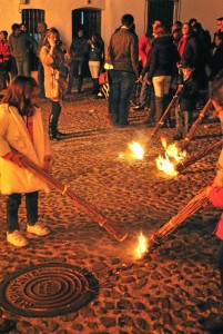 Niños y mayores participan en esta tradición. / Foto: José Miguel Jiménez.