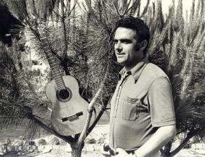 El cantante onubense posando junto a su guitarra. 