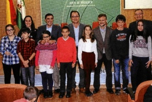 Foto de familia de la entrega del premio en la fase provincial.