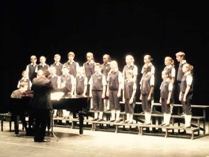 'Los chicos del coro', sobre el escenario de la Casa Colón de Huelva.