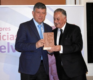 Carmelo Romero recibió el premio por el Puerto de Palos. 