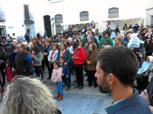 El público no quiso perderse la nueva escultura.