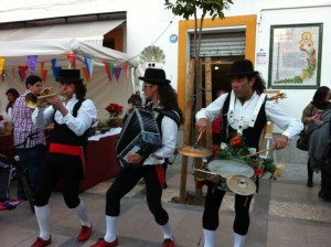 Un grupo teatral animó la jornada.