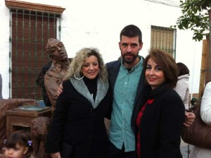 Las concejalas Lourdes Garrido y Rocío Domínguez, junto al escultor Martín Lagares.