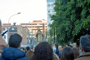 Numerosos onubenses han arropado a la Virgen de la Victoria en el traslado.