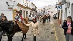 La comitiva ha recorrido las principales calles de Moguer.