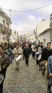 La música abría la comitiva solidaria.