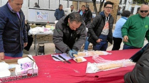 Preparando las raciones del brazo de gitano.