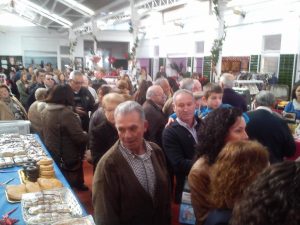 Asistentes al mercado de arte y regalo en la Plaza de Abastos de Gibraleón. 