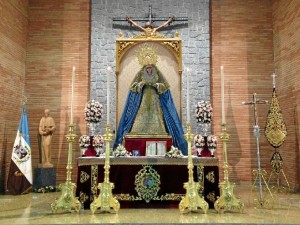 La imagen de la virgen de la Victoria en el altar de las Teresianas.