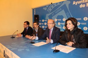 El alcalde de Huelva, Pedro Rodríguez, en la rueda de prensa, junto con otros miembros del Ayuntamiento. 