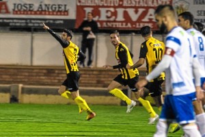 Juan Gómez celebra el primer gol del equipo sanroquista. / Foto: J. Losa.