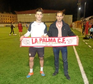 La nueva adquisición, Álex Pavón, con el presidente del club, Antonio Jesús Roldán.