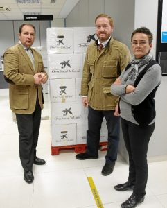 En la imagen, el alcalde de Aljaraque, David Toscano, y la concejala de Servicios Sociales, Igualdad y Mayores, Ana María González, posan junto al director de La Caixa en Aljaraque, Guillermo Pizarro, con las cajas donadas.