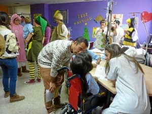 Visita del Club de 'La Banda' al hospital Juan Ramón Jiménez.