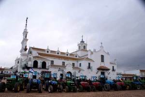 Presencia de tractores en El Rocío.