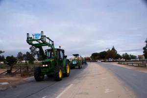 Los tractores partieron de las diferentes localidades hasta El Rocío.