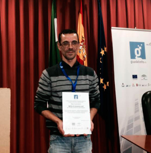 El agente de Innovación Local de Aljaraque, Manuel Portela, con la distinción recibida. 