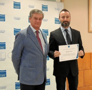 El presidente de la Fundación, entregando el premio al ganador.