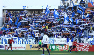 El Recre sigue con sus iniciativas para que el Nuevo Colombino presente un buen aspecto de público. / Foto: Josele Ruiz.