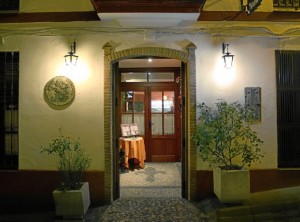 Fachada del restaurante Isabel II en Almonaster. 