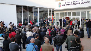 Un momento del acto de inauguración del centro deportivo José Manuel Sierra en Moguer.