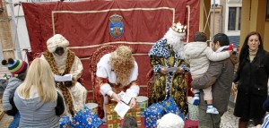 Los Reyes Magos durante su visita a Aljaraque.